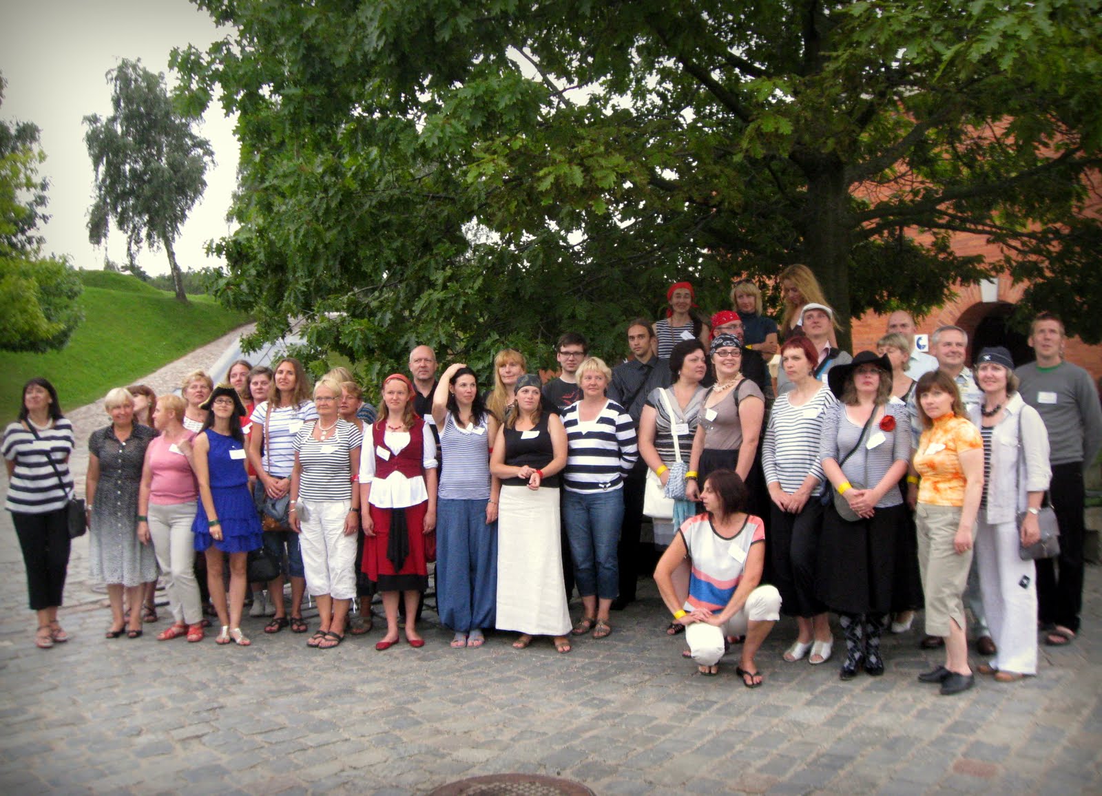 Muzeoloģijas vasaras skolas dalībnieki gatavojas fotografēties tradicionālajai vasaras skolas atklāšanas kopbildei