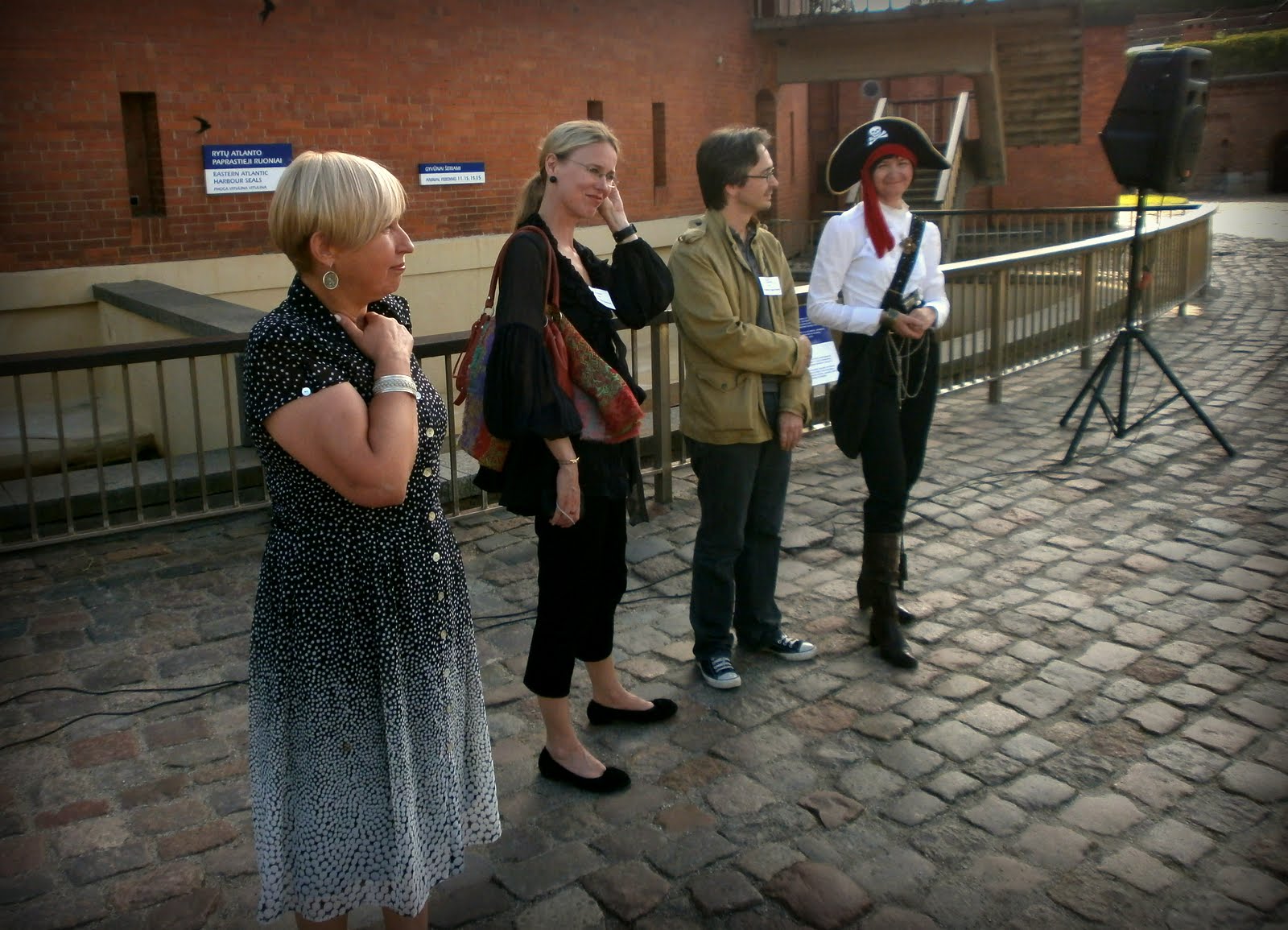 Vasaras skolas atklāšana. No kreisās: Jūras muzeja direktore Olga Zaliene, skolas lektori - Susanna Petersone un Fransuā Meress. 